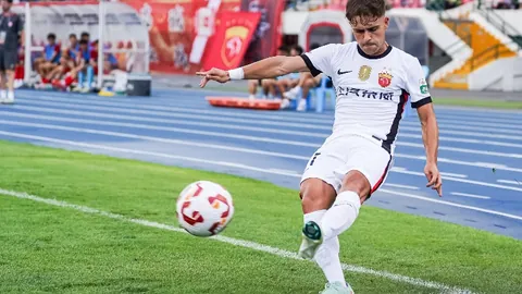 泽佩达与法默再战在即：称重落幕，战意高昂紧张升级